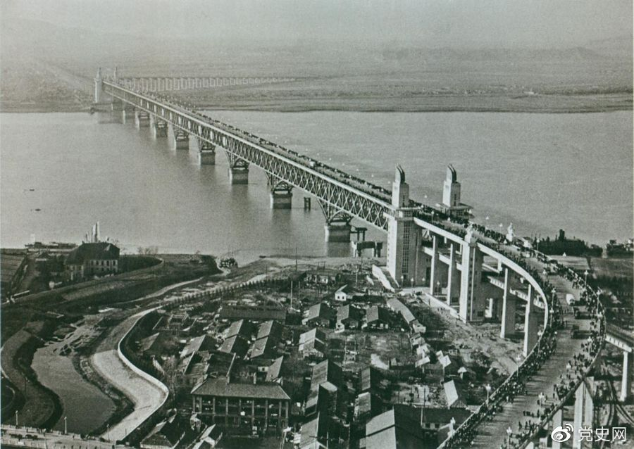 1968年12月29日， 南京長江大橋全面建成通車。這是當(dāng)時中國自行設(shè)計建造的最大的鐵路、公路兩用橋。